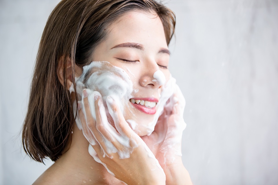 Apa Itu Double Cleansing ? Yuk Intip Cara dan Manfaatnya!